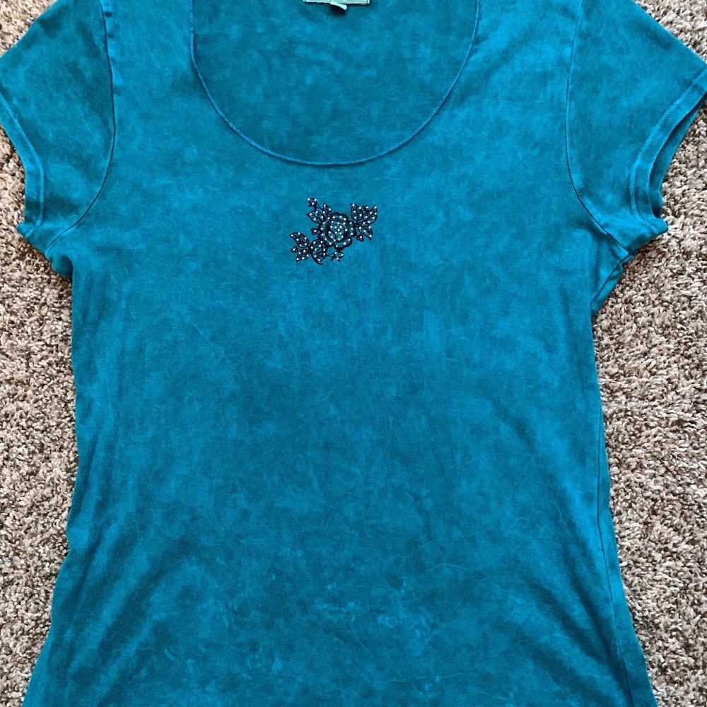 Blue turquoise mottled short sleeve tee large - embroidered flower